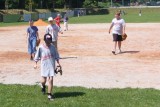 Polaři odcházejí na konci směny po trápení v poli. Malý létavý baseballový míček nám nesedí.