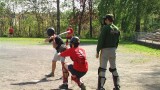 Souboj pálkaře Gymnázia Vlašim s obranou Gymnázia Benešov